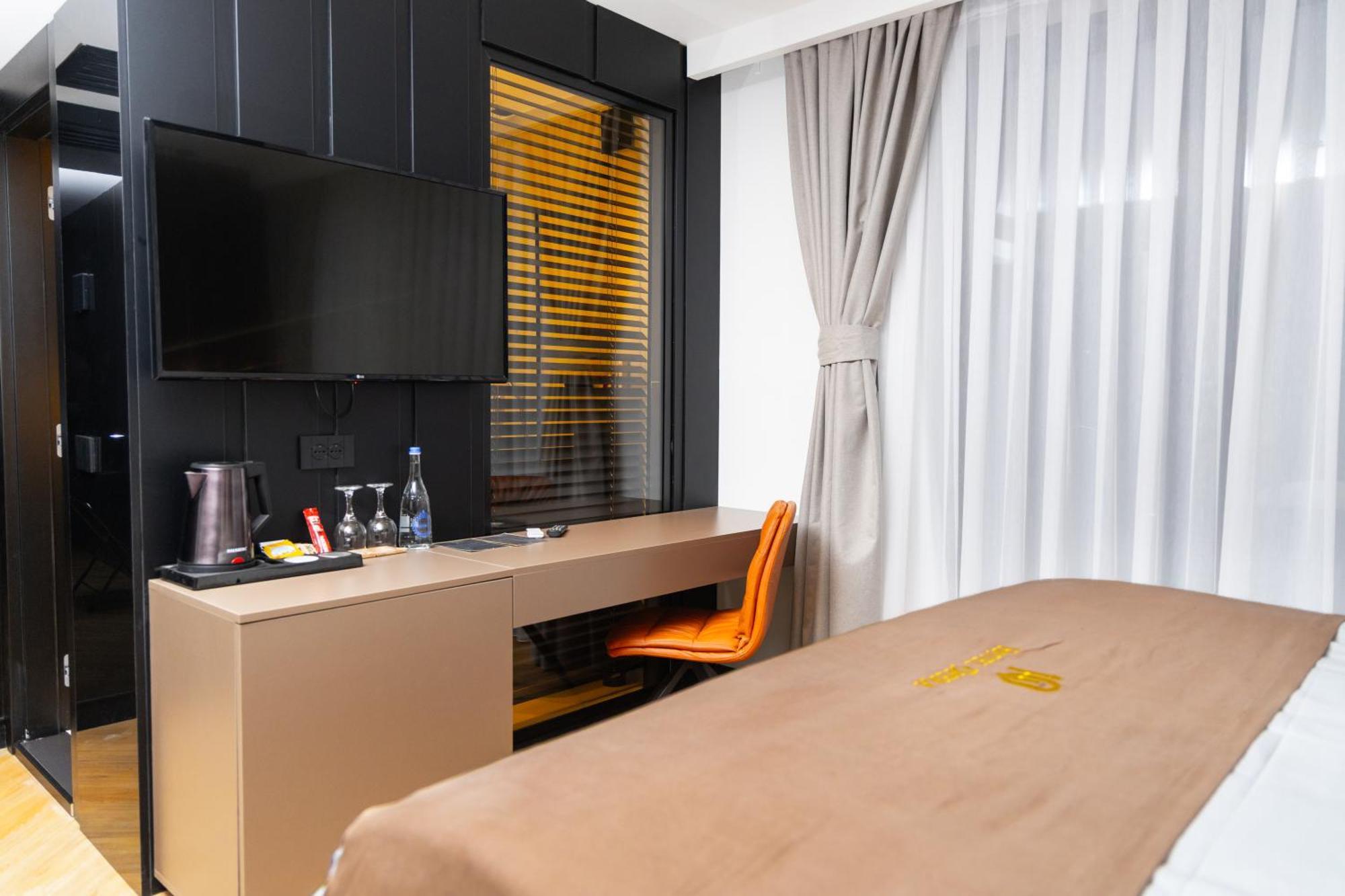Hotel Opera Пристина Екстериор снимка