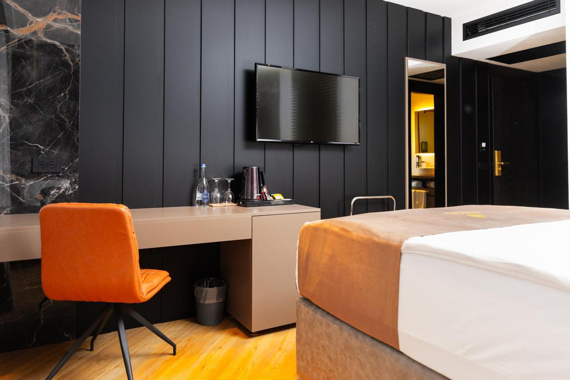 Hotel Opera Пристина Екстериор снимка
